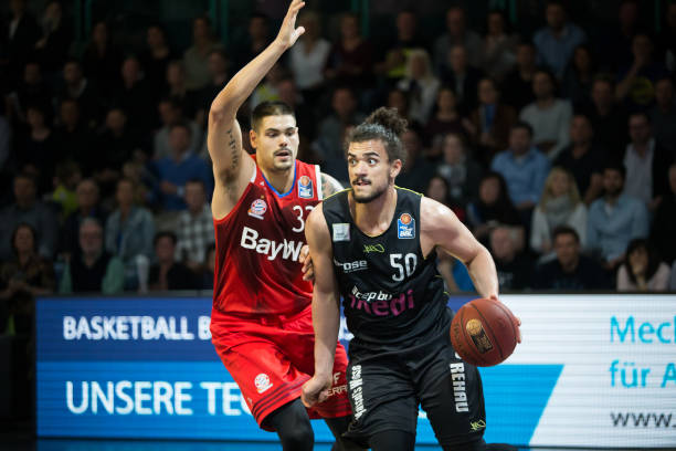 防守球员更 防守球员更